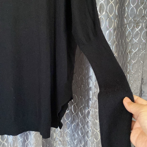 A Set of 2 Trouve Crewneck Long Sleeve Lightweight Sweaters in Black & Beige XS - Picture 7 of 12